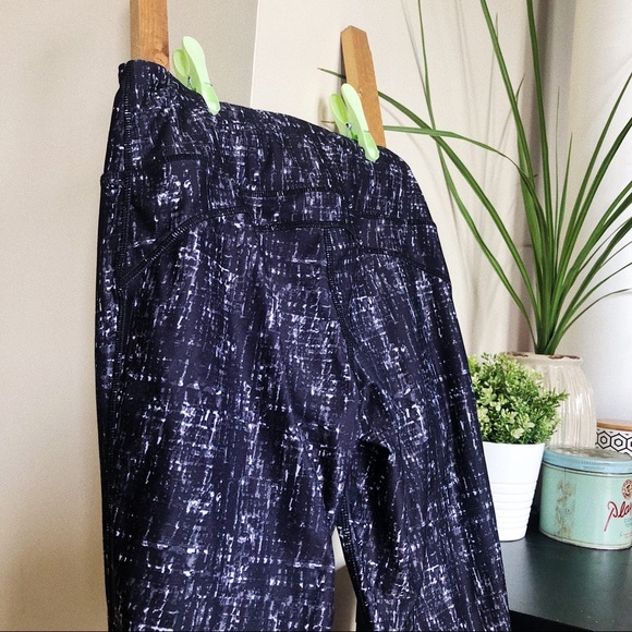 Patterned Athletic 3/4 Leggings - Picture 7 of 10